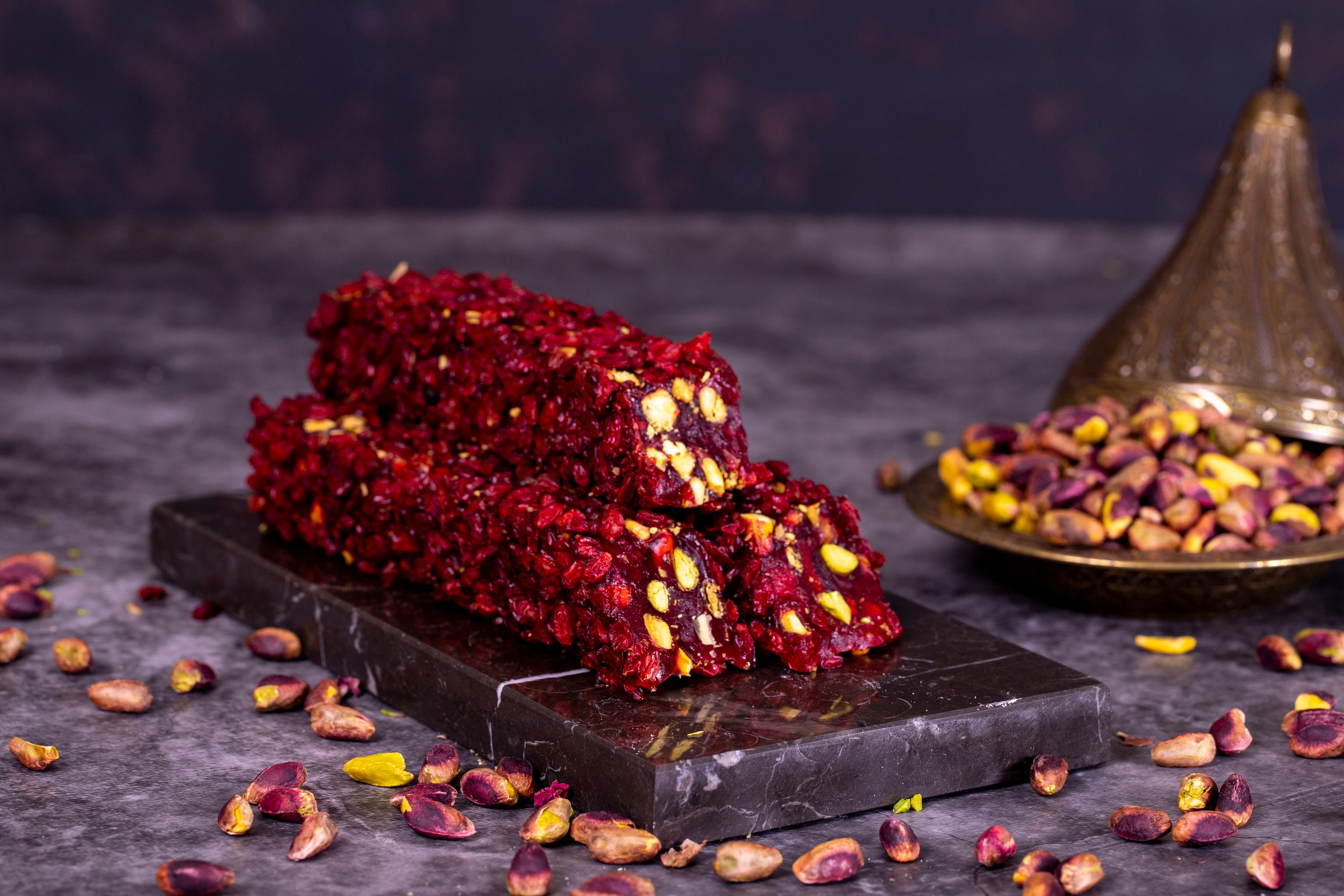 Sariq kiyimdagi katta xoroz Ochiq havoda dam olayotgan talabalar va jinsiy aloqada bolgan ruscha video