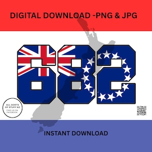 Könnte beinhalten: Ein digitaler Download-Grafik mit den Zahlen "682" in blauer Schrift. Die "6" und "8" zeigen die neuseeländische Flagge, während die "2" die Flagge der Cookinseln zeigt. Der Text enthält "DIGITAL DOWNLOAD -PNG & JPG" und "INSTANT DOWNLOAD".
