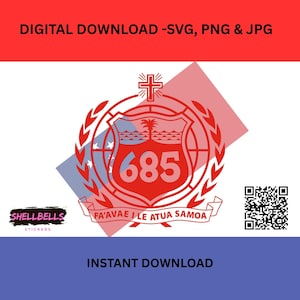 Könnte beinhalten: Rote und weiße digitale Download-Grafik mit dem Text "DIGITAL DOWNLOAD -SVG, PNG & JPG". Die Grafik zeigt ein rotes Schild mit der Nummer "685" im Inneren, umgeben von einem Kranz und dem Text "FA'AVAE I LE ATUA SAMOA".