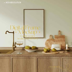 Pu&ograve; includere: Un mockup di cornice digitale in un'ambientazione da cucina. La cornice &egrave; appesa a una parete color beige chiaro. La cucina presenta armadi in legno, un rubinetto dorato, un bicchiere di liquido, una ciotola di pere e un tostapane bianco con la scritta "SMEG".