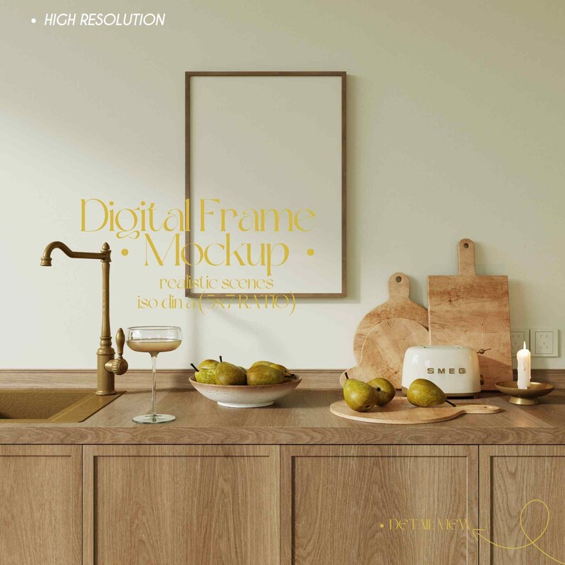 Pu&ograve; includere: Un mockup di cornice digitale in un'ambientazione da cucina. La cornice &egrave; appesa a una parete color beige chiaro. La cucina presenta armadi in legno, un rubinetto dorato, un bicchiere di liquido, una ciotola di pere e un tostapane bianco con la scritta "SMEG".