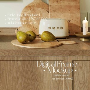 Pu&ograve; includere: Un mockup di cornice digitale con un tostapane bianco, pere e taglieri di legno su un piano di lavoro in legno. La cornice &egrave; in formato 5x7. Il testo "Digital Frame Mockup" &egrave; scritto in bianco sul piano di lavoro.