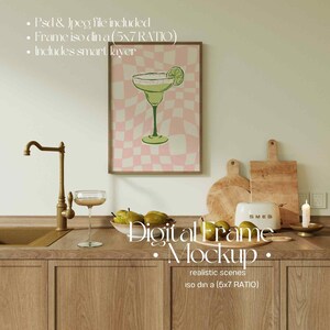 Pu&ograve; includere: Un mockup di cornice digitale con un bancone da cucina in legno e un'illustrazione incorniciata di una margarita su uno sfondo a scacchi rosa e bianco. La cornice misura 12,7 x 17,8 cm. Il testo "Digital Frame Mockup" &egrave; scritto in un carattere decorativo sul bancone.