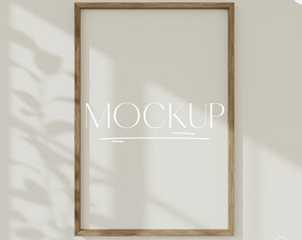 Mockup met verticale houten lijst: schaduwoverlay, verhouding van 2 x 3 (PSD)