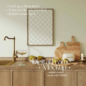 Pu&ograve; includere: Un mockup di cornice digitale in un ambiente da cucina. La cornice &egrave; in formato 5x7 ed &egrave; appesa a una parete color beige chiaro. La cornice &egrave; circondata da taglieri di legno, una ciotola di pere, un rubinetto dorato e un tostapane. Il testo "Digital Frame Mockup" &egrave; scritto in nero su sfondo bianco.