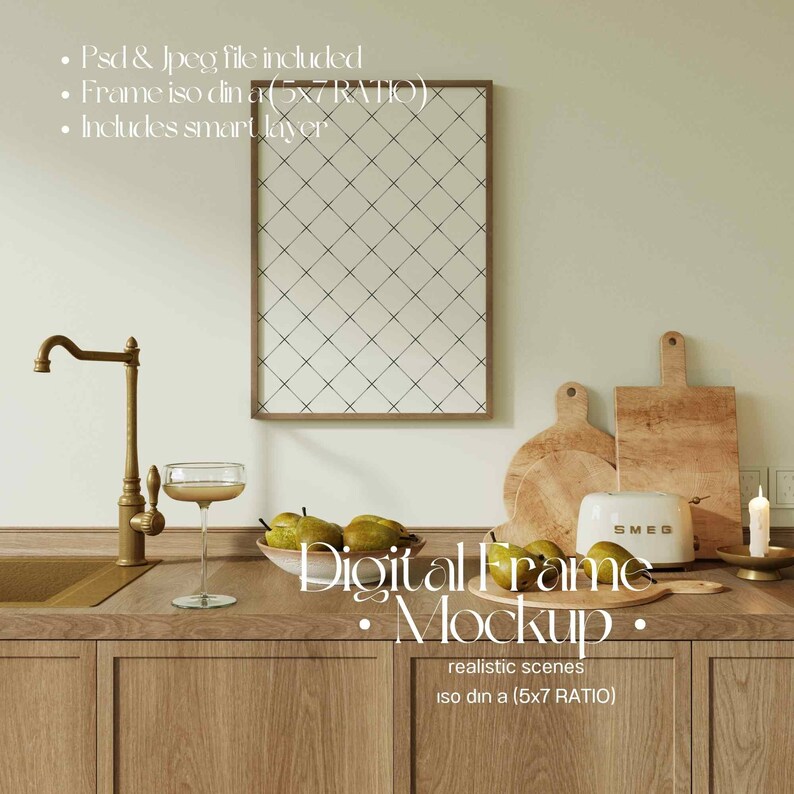 Pu&ograve; includere: Un mockup di cornice digitale in un ambiente da cucina. La cornice &egrave; in formato 5x7 ed &egrave; appesa a una parete color beige chiaro. La cornice &egrave; circondata da taglieri di legno, una ciotola di pere, un rubinetto dorato e un tostapane. Il testo "Digital Frame Mockup" &egrave; scritto in nero su sfondo bianco.