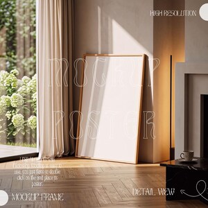 Puede incluir: Un póster grande y en blanco en un marco de madera se apoya contra una pared en una habitación bien iluminada. Las palabras "MOCKUP POSTER" están superpuestas en el póster. La habitación cuenta con una ventana con cortinas, una chimenea y una mesa de mármol negro. También se ve el texto "HIGH RESOLUTION" y "MOCKUP FRAME".