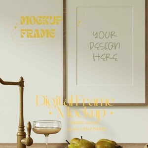 Pu&ograve; includere: Un mockup di cornice digitale con un rubinetto dorato e un bicchiere di liquido in primo piano. La cornice &egrave; su una parete bianca e ha una cornice in legno. Il testo "YOUR DESIGN HERE" &egrave; scritto sulla cornice. Il testo "Digital Frame Mockup" &egrave; scritto sotto la cornice.