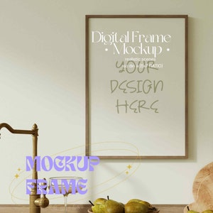 Pu&ograve; includere: Un mockup di cornice digitale con una cornice in legno, uno sfondo bianco e il testo "Digital Frame Mockup. realistic scenes iso din a (5x7 RATIO) DESIGN HERE" scritto in marrone.