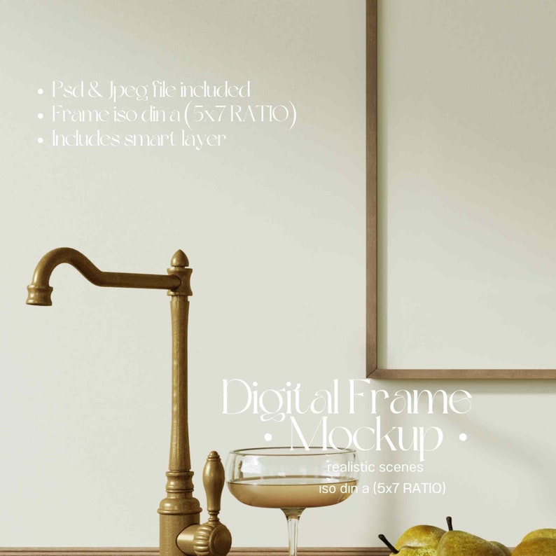 Pu&ograve; includere: Un mockup di cornice digitale con un rubinetto dorato, un bicchiere di champagne e pere su un bancone di legno. La cornice ha un rapporto di 5x7 e include uno strato intelligente. Il testo "Digital Frame Mockup" &egrave; scritto in nero su sfondo bianco. Il testo "realistic scenes iso din a (5x7 RATIO)" &egrave; scritto in nero su sfondo bianco.
