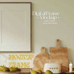 Pu&ograve; includere: Un mockup di cornice digitale con una cornice bianca e una parete verde chiaro. La cornice &egrave; appesa al muro sopra un piano di lavoro in legno con una ciotola di pere, un tostapane e taglieri di legno. Il testo "Digital Frame Mockup" &egrave; scritto in bianco sul muro. Il testo "MOCKUP FRAME" &egrave; scritto in giallo sul piano di lavoro.