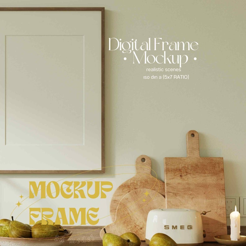 Pu&ograve; includere: Un mockup di cornice digitale con una cornice bianca e una parete verde chiaro. La cornice &egrave; appesa al muro sopra un piano di lavoro in legno con una ciotola di pere, un tostapane e taglieri di legno. Il testo "Digital Frame Mockup" &egrave; scritto in bianco sul muro. Il testo "MOCKUP FRAME" &egrave; scritto in giallo sul piano di lavoro.