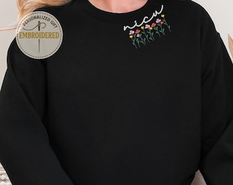 Besticktes NICU Krankenschwester Shirt, Benutzerdefiniertes Blumen gesticktes Halsdesign, NICU Geschenk für Krankenschwester, Neugeborenes Shirt, E029