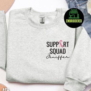 Op de afbeelding: Een rustiek houten bord met de tekst "Welcome to our home" in witte letters. Het bord heeft een verweerde afwerking en een eenvoudig, uitnodigend ontwerp, perfect voor voordeurdecoratie.