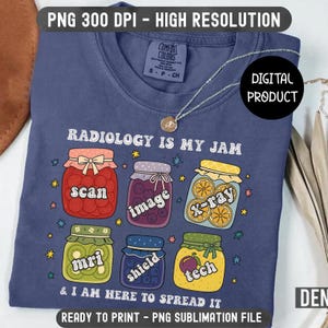 Peut inclure: T-shirt bleu marine avec l'inscription "RADIOLOGY IS MY JAM" et des illustrations de bocaux étiquetés "scan", "image", "x-ray", "mri", "shield" et "tech". Le t-shirt porte également l'inscription "& I AM HERE TO SPREAD IT".