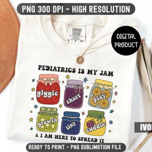 Peut inclure: T-shirt crème avec l'inscription "Pediatrics is My Jam" et des illustrations de pots de confiture colorés. Chaque pot contient un mot : giggle, chart, play, growth, tiny et cuddle. Produit numérique.