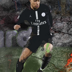 Könnte beinhalten: Ein Fußballspieler in einem schwarzen Trikot mit weißen Akzenten und dem Schriftzug "Fly Emirates" auf der Vorderseite, der auf einem grünen Rasen einen Fußball dribbelt. Der Spieler trägt schwarze Shorts und schwarze Fußballschuhe.
