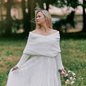 Hochzeitspullover, Brautschal mit Ärmeln, flauschiger Brautbolero, Hochzeitsjacke, gestrickter Bolero für die Braut, elfenbeinfarbener Hochzeitsumhang Pola Bild 1