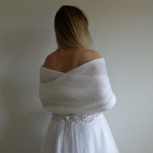 Hochzeitsschal mit Ärmeln: Weißer Braut-Wrap Eleganter, stilvoller und moderner Hochzeitspullover. Weißer Schal mit Armen, Braut Bolero, vertuschen Bild 9