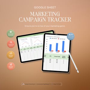 Op de afbeelding: Twee tablets met marketingcampagnedata, met grafieken. De tekst "GOOGLE SHEET MARKETING CAMPAIGN TRACKER" staat bovenaan. Een stylus ligt op een tablet. Extra tekst bevat "Automated Dashboard" en "Lead & CPL Analytics."