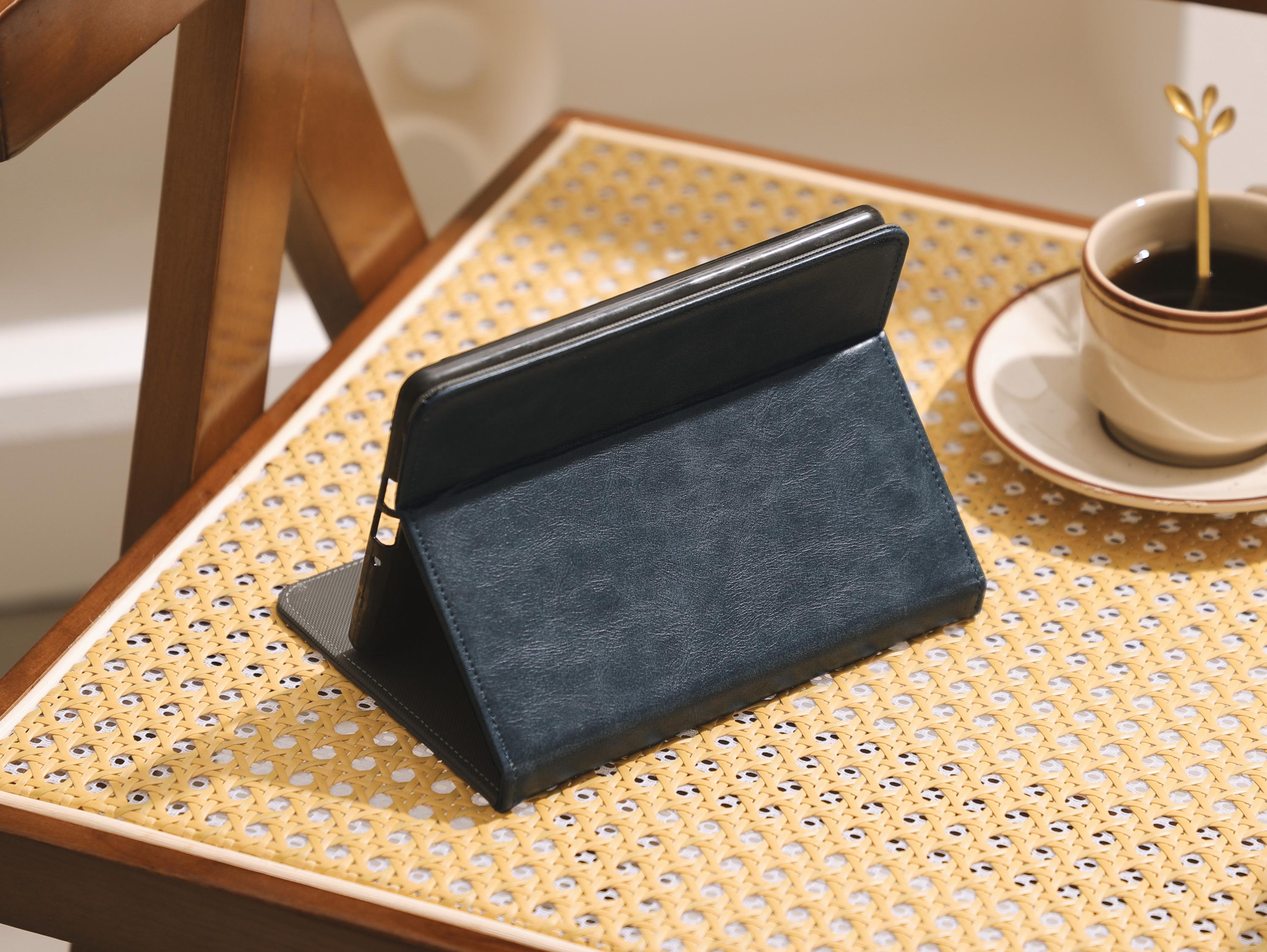ダークブルーレザーの新型Kindle Paperwhiteレザーケース、第11世代
