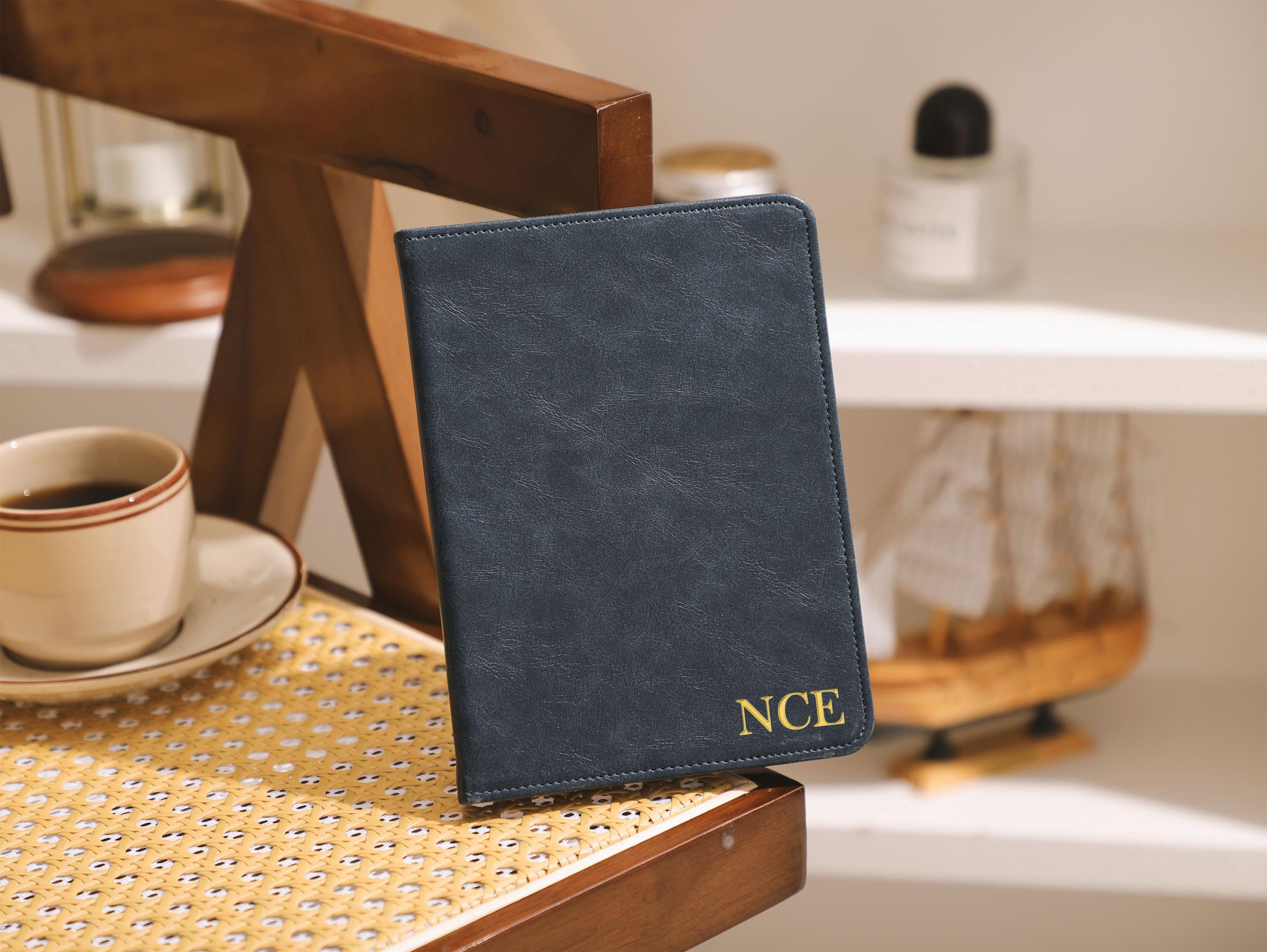 ダークブルーレザーの新型Kindle Paperwhiteレザーケース、第11世代
