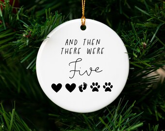Puede incluir: Adorno navideño de cerámica blanca con texto negro que dice "And then there were five" con tres corazones negros, un par de huellas y dos huellas de patas.