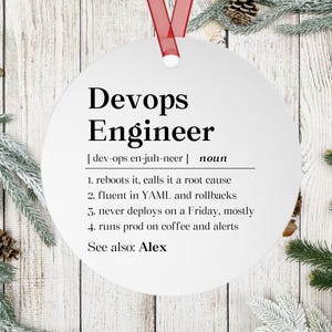Adorno de ingeniero DevOps, regalo personalizado para administrador de sistemas, regalo personalizado para profesional de TI, recuerdo de cerámica con la definición de ingeniero de la nube imagen 3