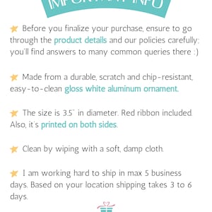 Puede incluir: Un gr&aacute;fico informativo blanco con el encabezado IMPORTANT INFO en una franja turquesa. El texto detalla un adorno de aluminio blanco brillante de 8,89 cm de di&aacute;metro, resistente a rayones, impreso por ambos lados e incluye una cinta roja.