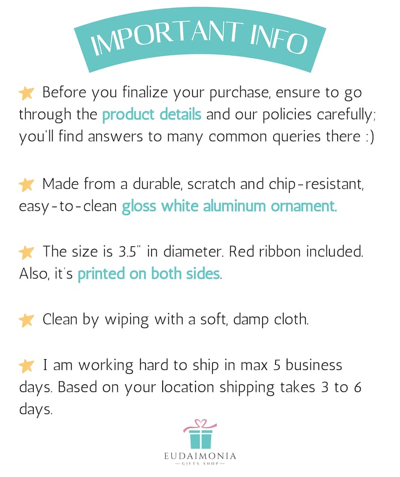 Puede incluir: Un gr&aacute;fico informativo blanco con el encabezado IMPORTANT INFO en una franja turquesa. El texto detalla un adorno de aluminio blanco brillante de 8,89 cm de di&aacute;metro, resistente a rayones, impreso por ambos lados e incluye una cinta roja.