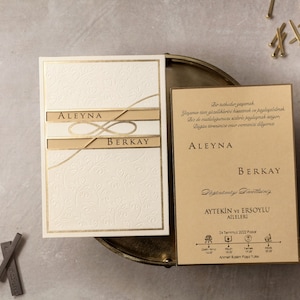Invito a nozze in velluto bianco, elegante set di inviti bianchi, invito a nozze bianco moderno, lamina d'oro su busta, busta in velluto