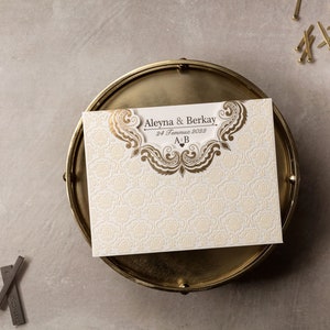 Invito a nozze in velluto bianco, elegante set di inviti bianchi, invito a nozze bianco moderno, lamina d'oro su busta, busta in velluto