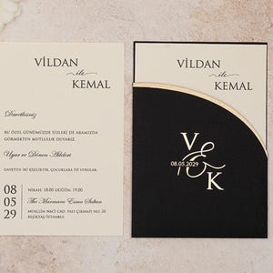 Pode incluir: Um convite de casamento de cor creme com texto preto. O convite diz "Vildan ile Kemal" e inclui a data "08.05.2029". O convite também inclui os nomes "Agar ve Dönen Aileleri" e a localização "The Marmara Esma Sultan".