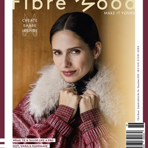 Könnte beinhalten: Das Cover des Fibre Mood Magazins zeigt eine Frau in einer roten Jacke mit cremefarbenem Pelzkragen. Der Magazintitel ist groß geschrieben. Der Text auf dem Cover lautet: "CREATE, SHARE, INSPIRE" und "WRAP, TIE & TAILOR LIKE A PRO."