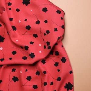 mind the MAKER® Leia crepe florette print in crimson, 170 gr/m2 cut to length. Sold by units of 10 cm (1 mt= 10 units)