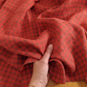 Red checked linen fabric stonewashed, 170 gsm. Sold by units of 10 cm (1 mt= 10 units)