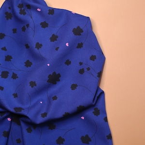 mind the MAKER® Leia crepe florette print in cobalt blue, 170 gr/m2 cut to length. Sold by units of 10 cm (1 mt= 10 units)
