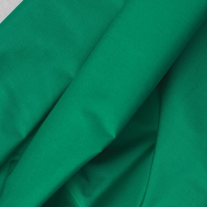 Let op de MAKER® biologische papertouch katoenen popeline in vrolijk groen, 120 gr/m2 op lengte gesneden. Verkocht per stuk van 10 cm (1 mt = 10 stuks)