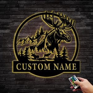 Cartello personalizzato con nome di cervo alce, cartello personalizzato in metallo con scena di famiglia di cervi, arte murale con cervi, decorazione per la stanza, decorazione con cartelli da cacciatore, cartello con monogramma in metallo