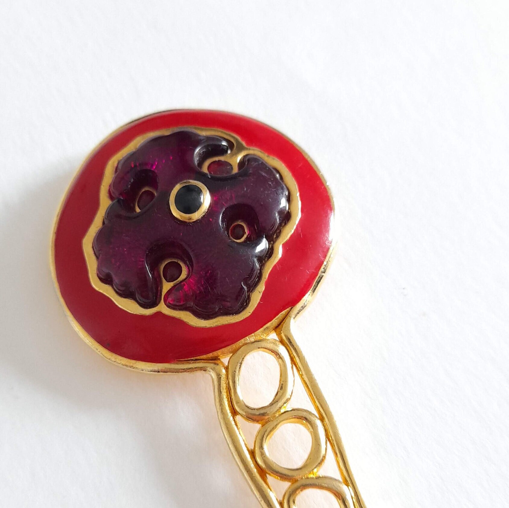 Broche Podium Vintage KALINGER Paris - Résine Dorée & Rouge Bordeaux - Occasion Très Bon état