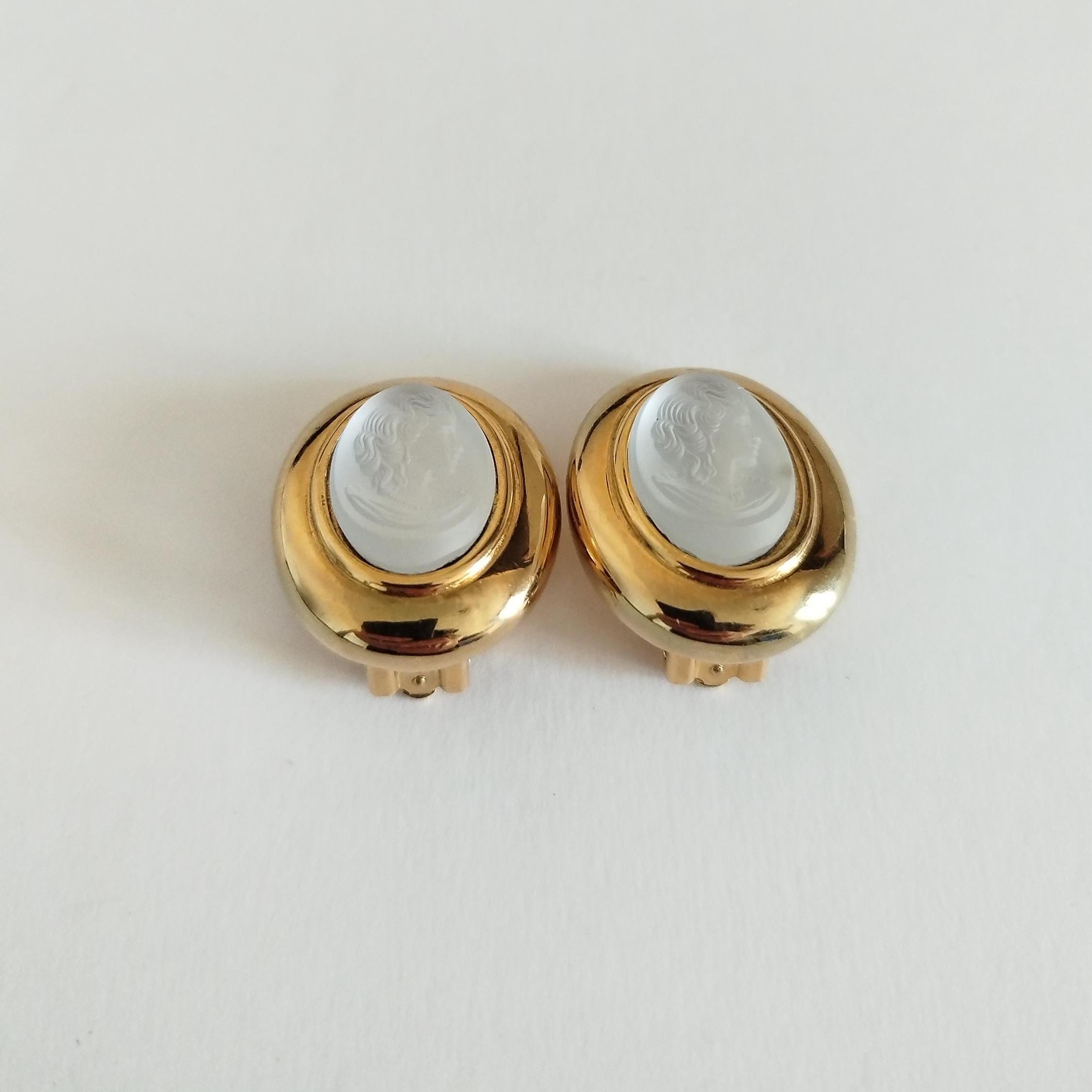 Pendentif Nina Ricci Camée Porte-parfum Or Et Blanc - Occasion Très Bon état