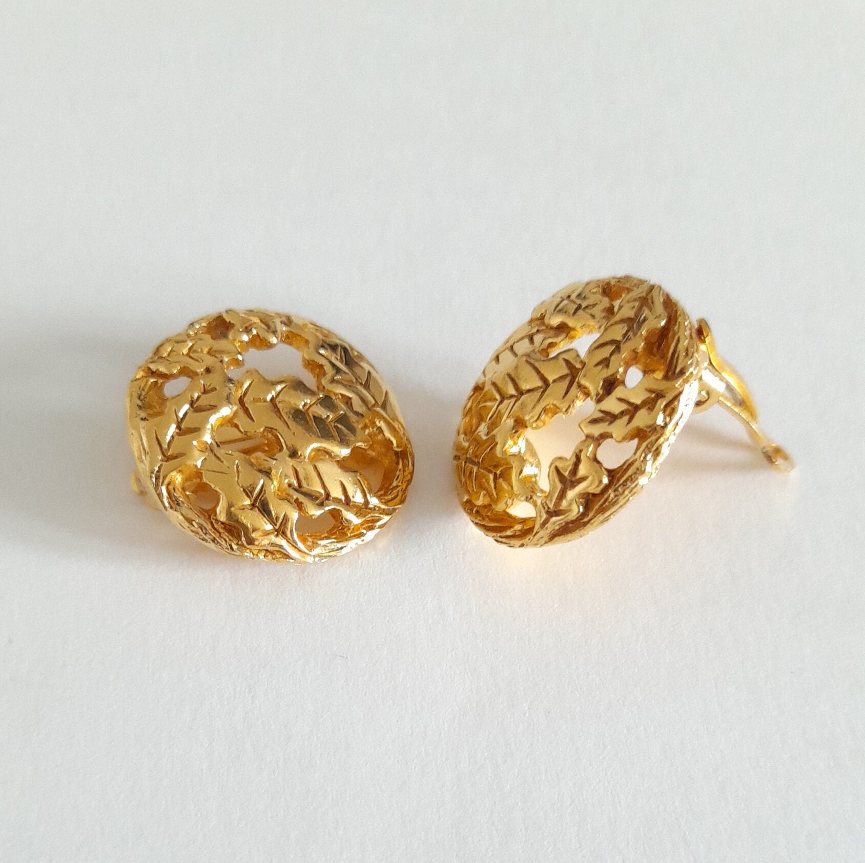 Boucles D'oreilles Baroques Pompon Oversize INES DE LA FRESSANGE - Années 90 - Doré - Clips