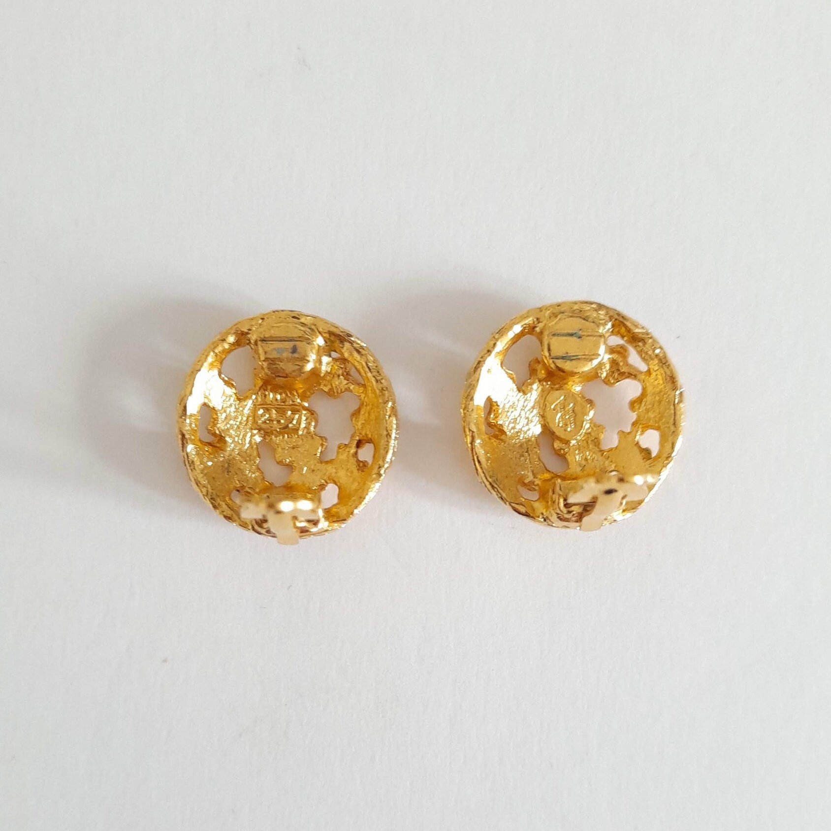 Boucles D'oreilles Vintage Signées Ines De La Fressange - Modèle N°6 En Métal Doré - Occasion Très Bon état