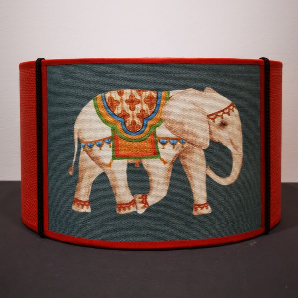 Abat-jour en tissu, motifs éléphants sur fond gris, côtés en tissu coton et raphia orange