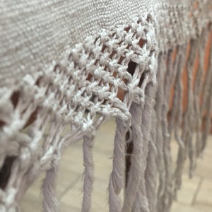 1960er Jahre Handgemachtes, handgewebtes strukturiertes Baumwollleinen, Tischläufer aus Hanf. Gestreifter Leinen Läufer im modernen Stil. Tischläufer Handloom Stoff