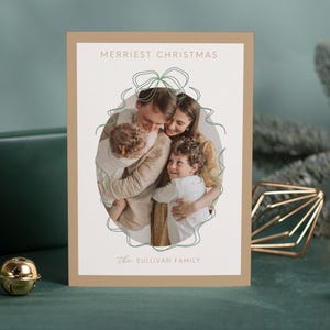Gedruckte Weihnachtskarten - Moderne Weihnachtsfotokarten in Hellbraun und Grün mit Schleife