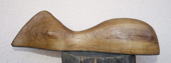 Körper. Eine abstrakte Figur aus Eiche.