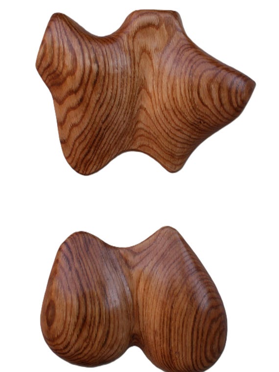 Relief Frau. Eine abstrakte Figur aus Holz.