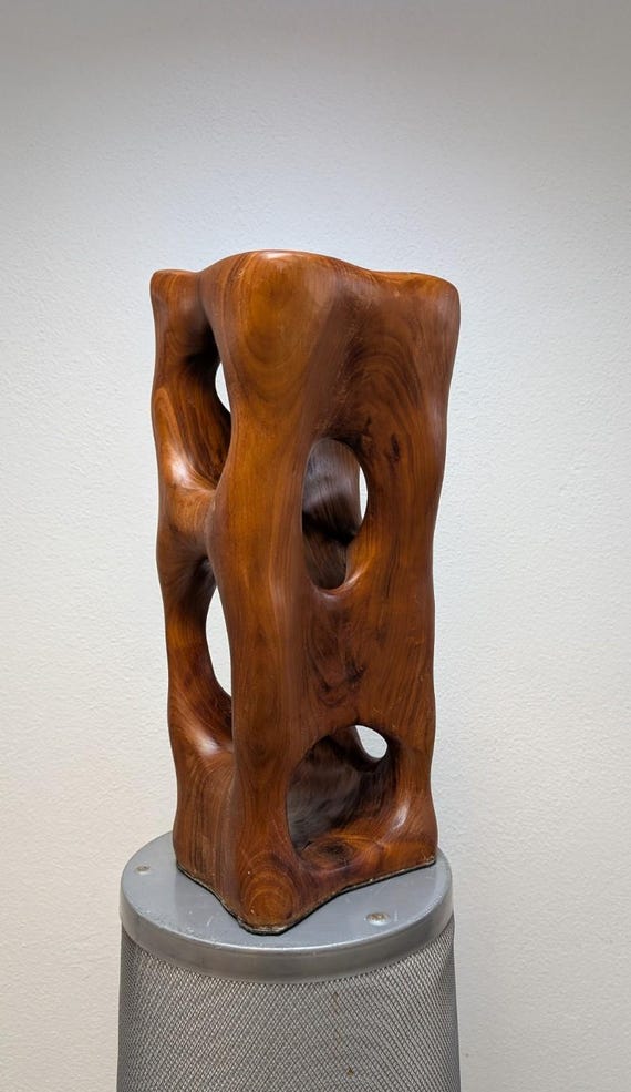Nest. Eine abstrakte Figur aus Holz.