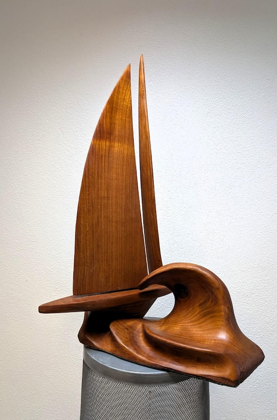 Yacht, Segel, Sturm. Eine abstrakte Figur aus Holz.